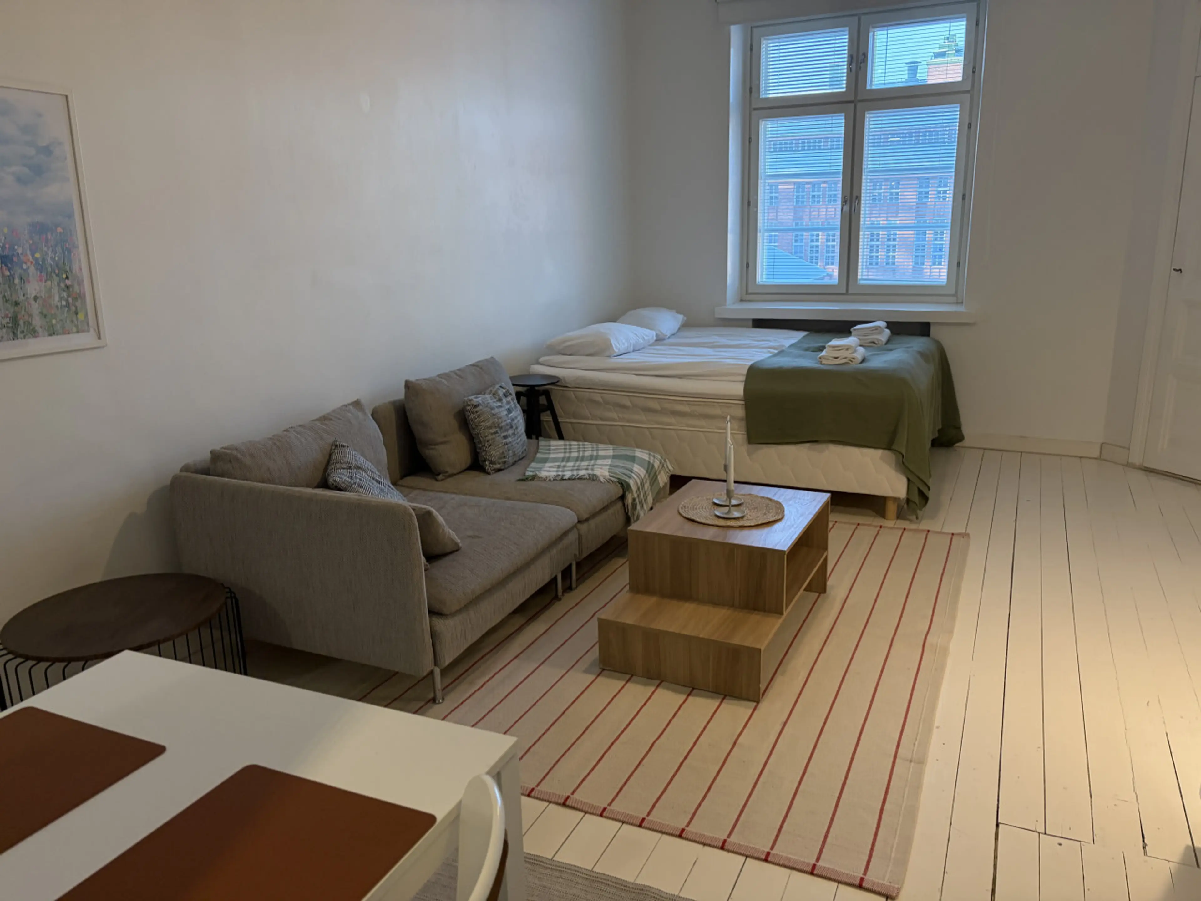 The apartment has a comfortable king-sized bed (160 cm)