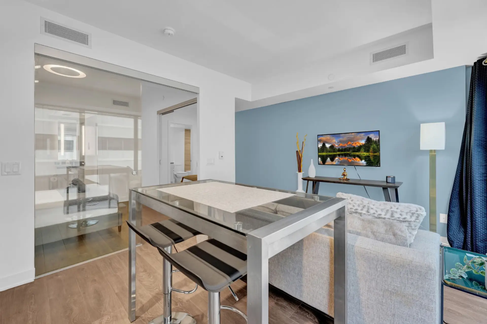 Travelling for Work? Ask About Exclusive Rates for Monthly Stays! #StayRentX