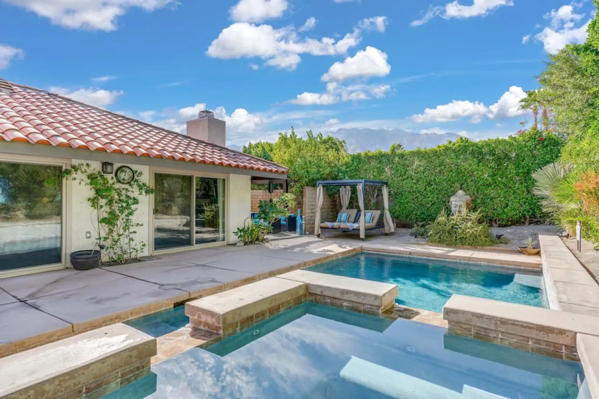 Gorgeous Backyard with spa and heated pool (both extra fees)