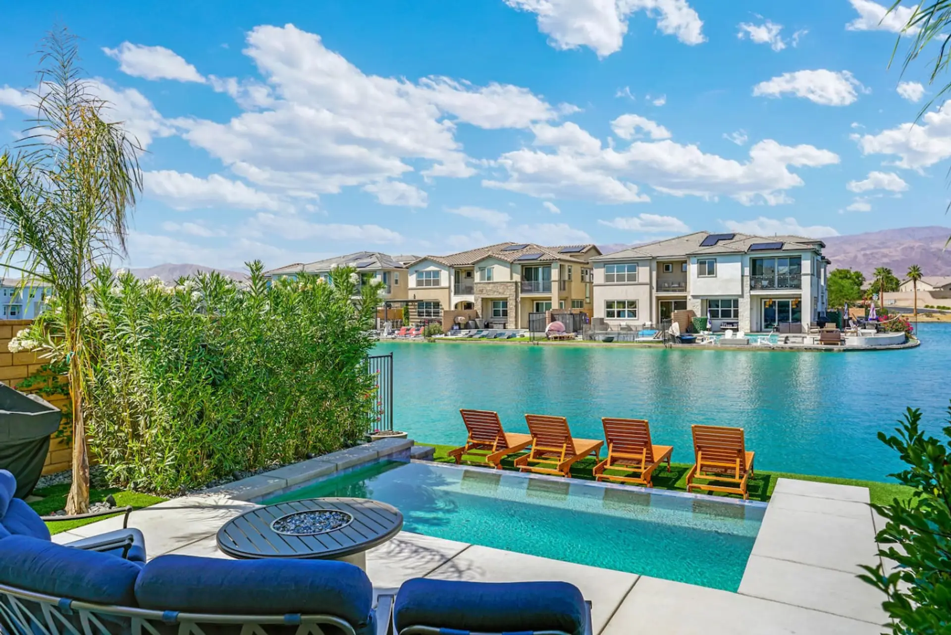 Desert Lake paradise! Heated pool, cozy sun loungers and a great view of the lake