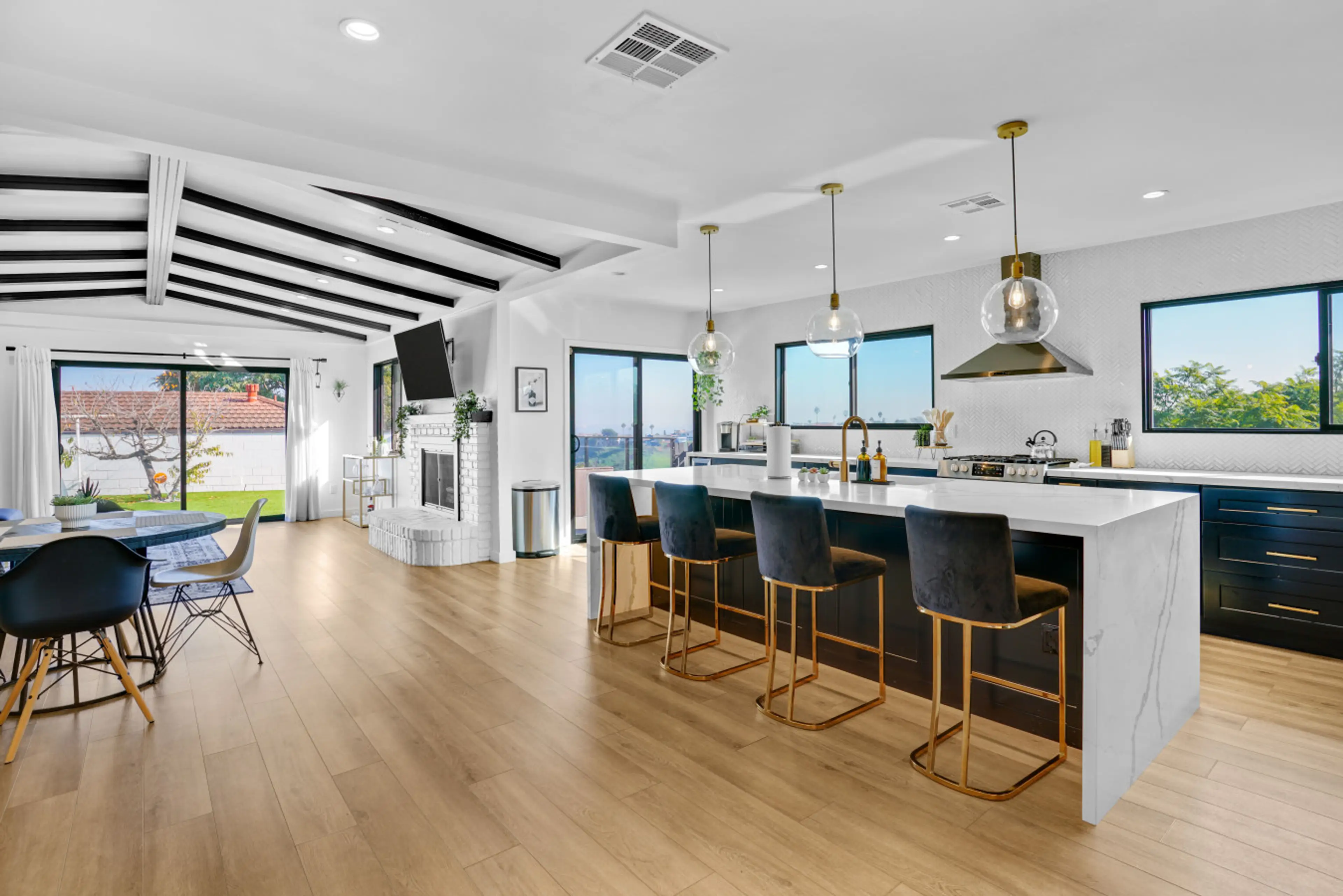 Seamless space for gathering, dining, and relaxing. Dine, lounge, and unwind in one airy space