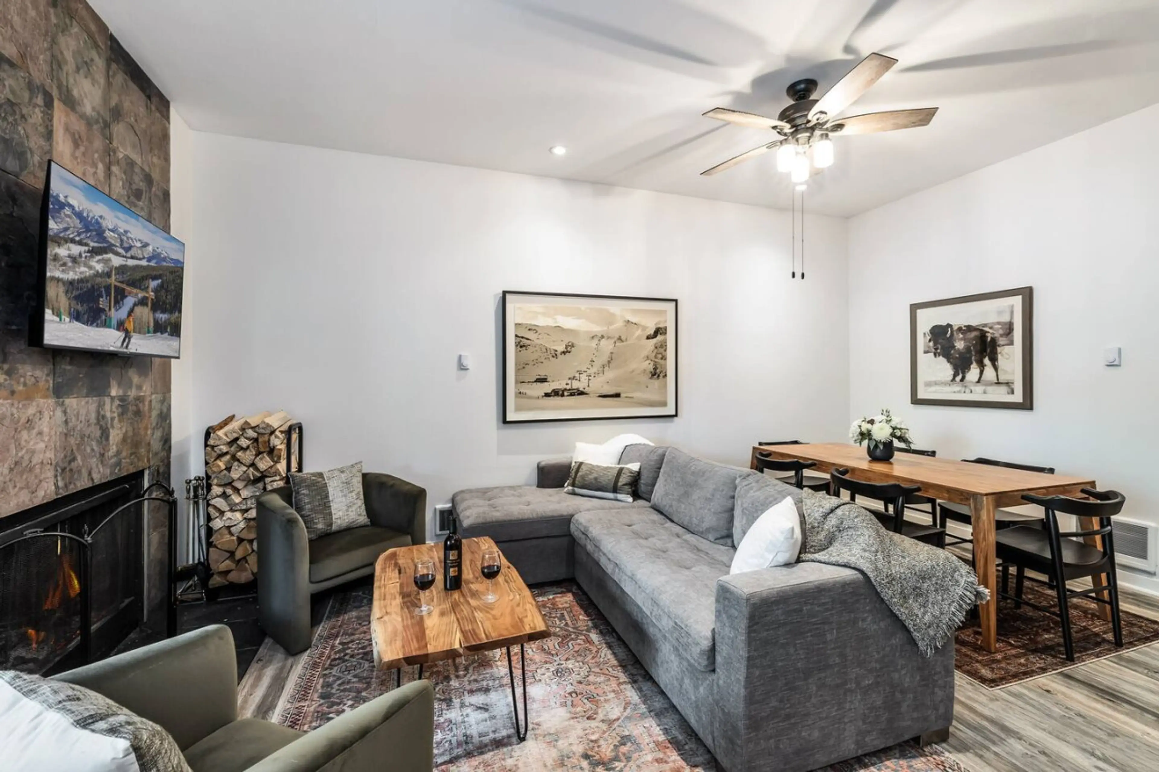Comfortable open concept living & dining