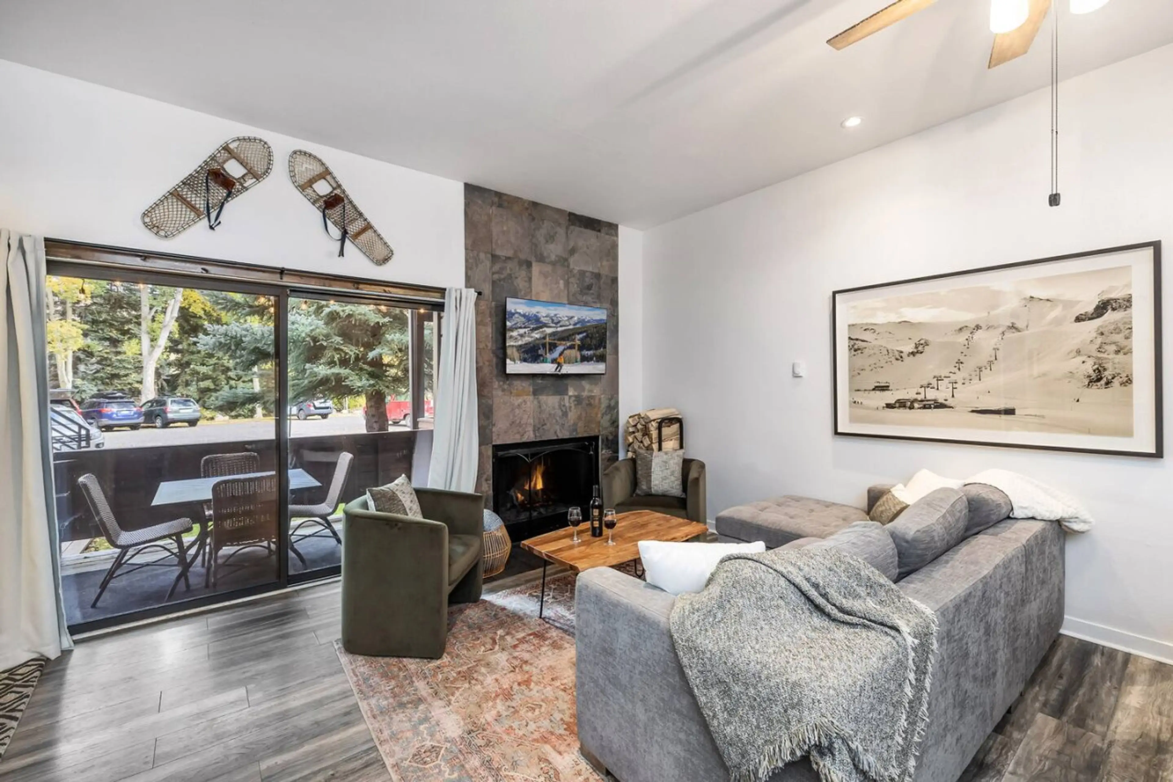 Livingroom with smart TV and wood burning fireplace