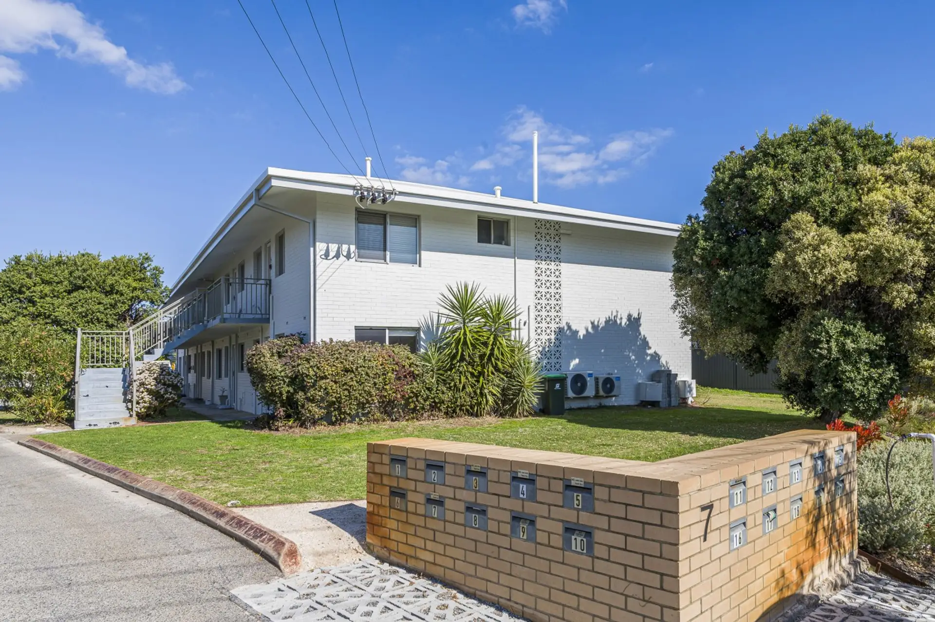 Charming beachside apartment complex, footsteps from Scarborough Beach.