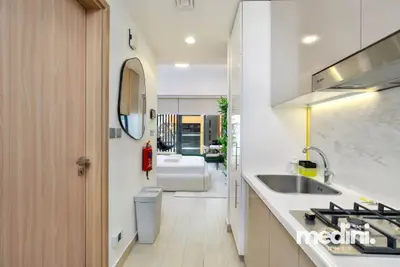 Kitchenette with gas hob and sink along the entrance hallway