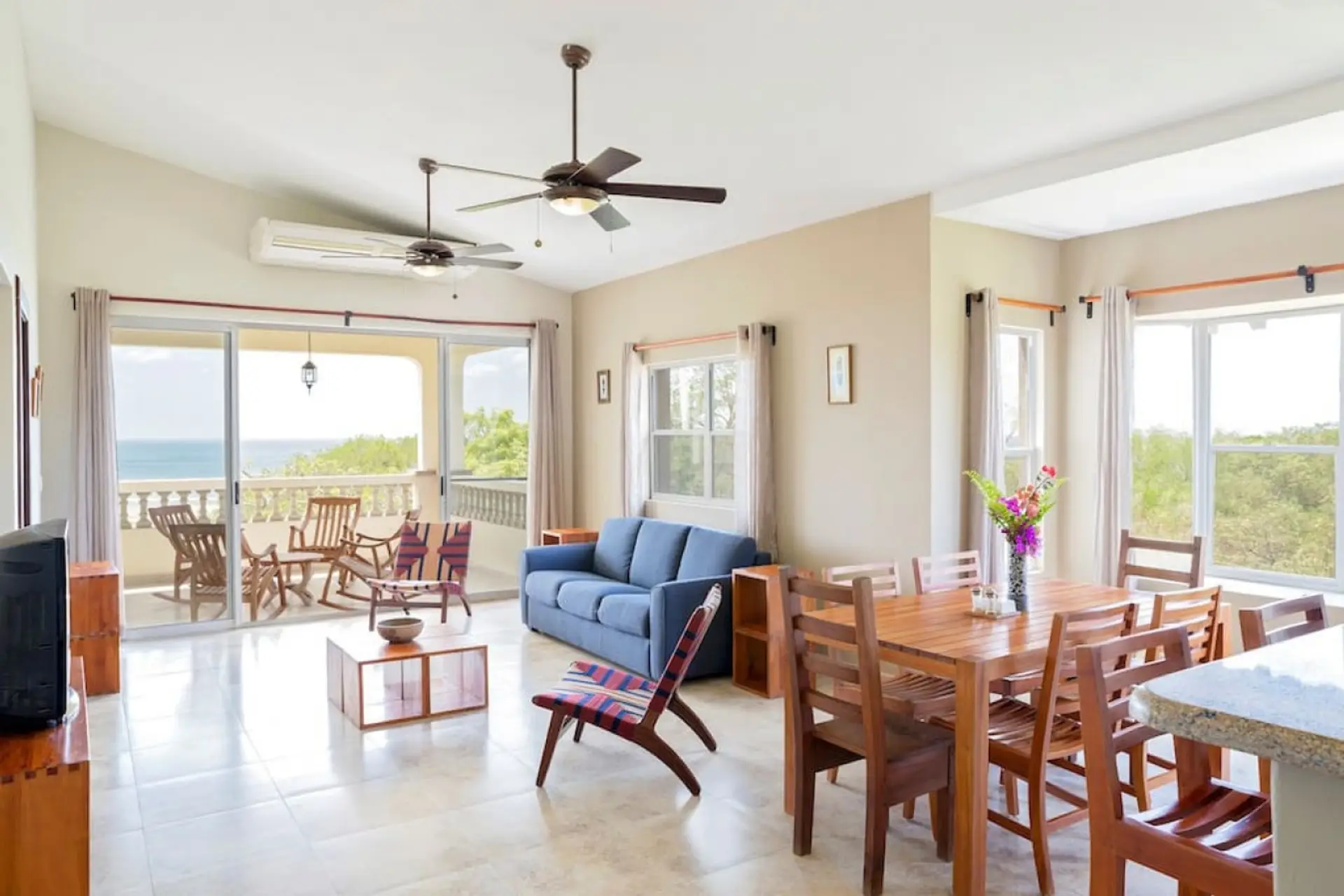 Living Room/Dining Area