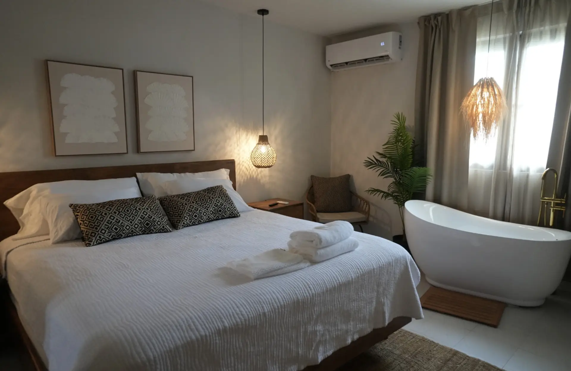 Bedroom, soaking tub