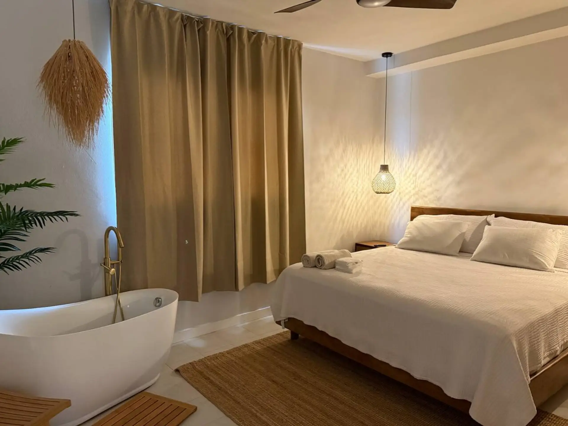 Bedroom, soaking tub