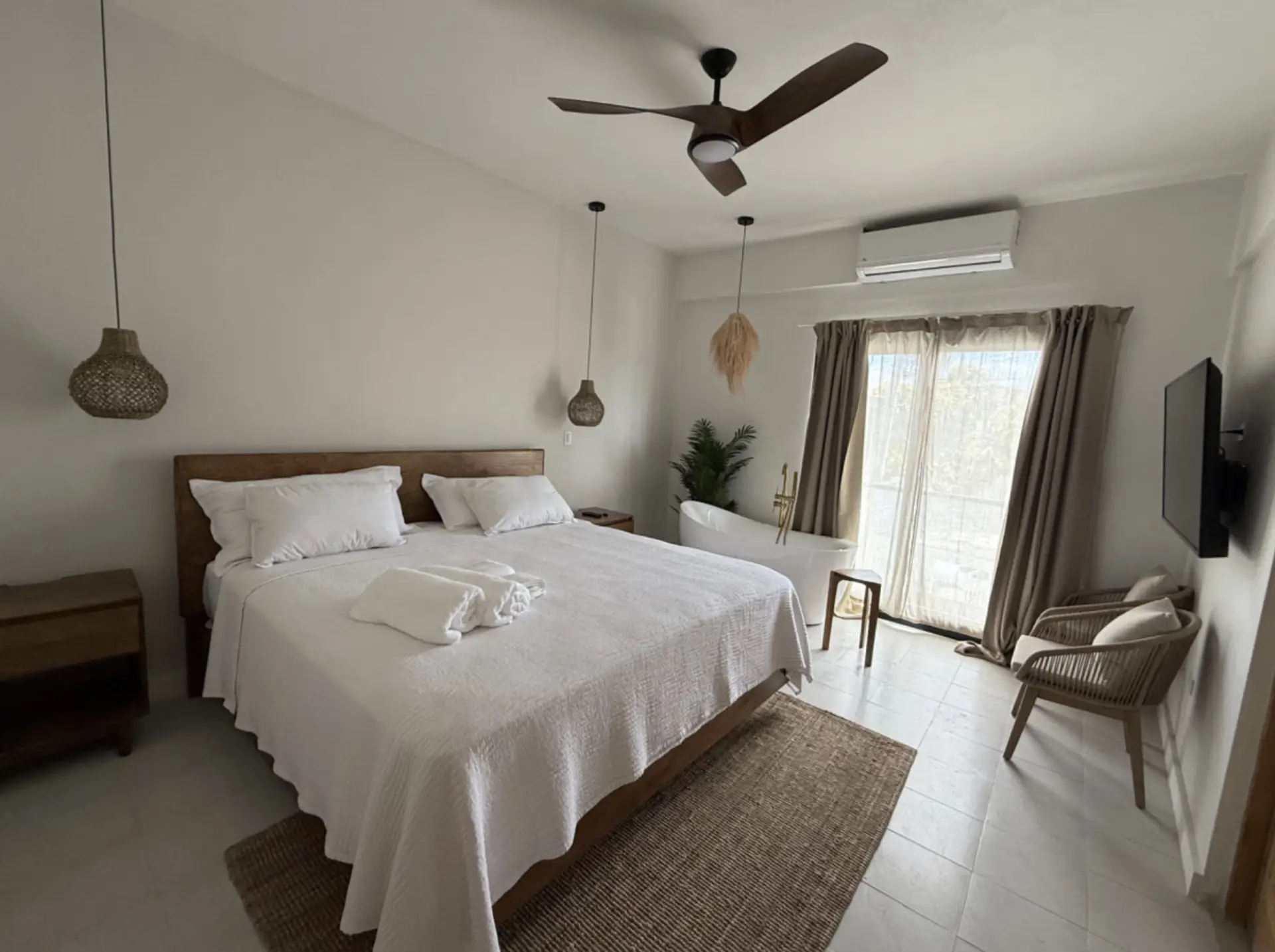 Bedroom, soaking tub