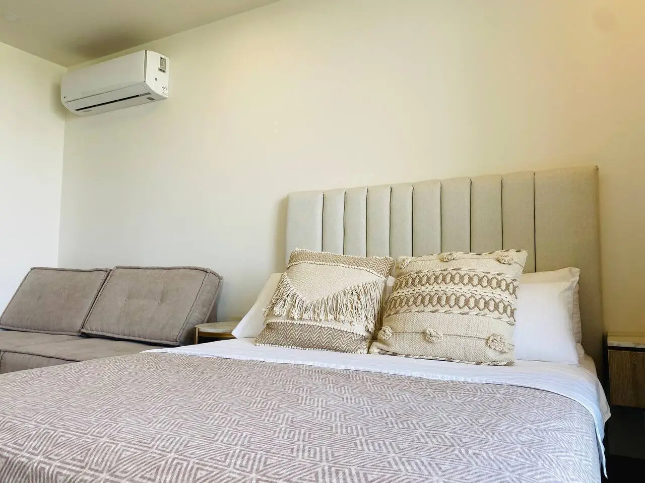 Beautiful Loft with Private Beach - Image 7