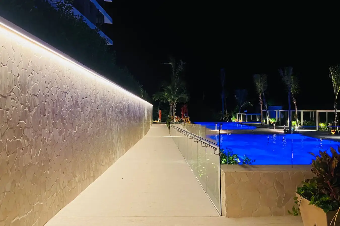 Beautiful Loft with Private Beach - Image 75