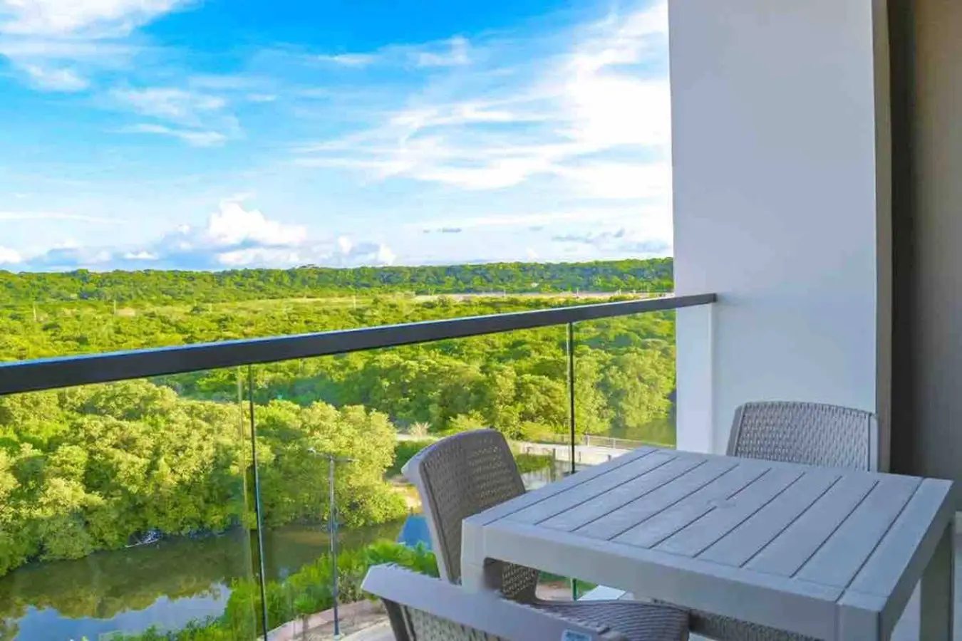 Beautiful Loft with Private Beach - Image 16