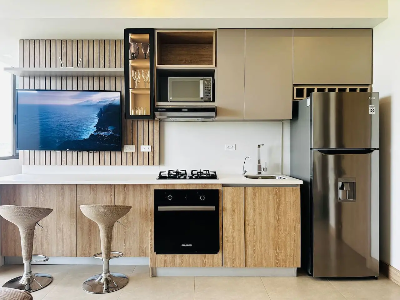 Beautiful Loft with Private Beach - Image 3