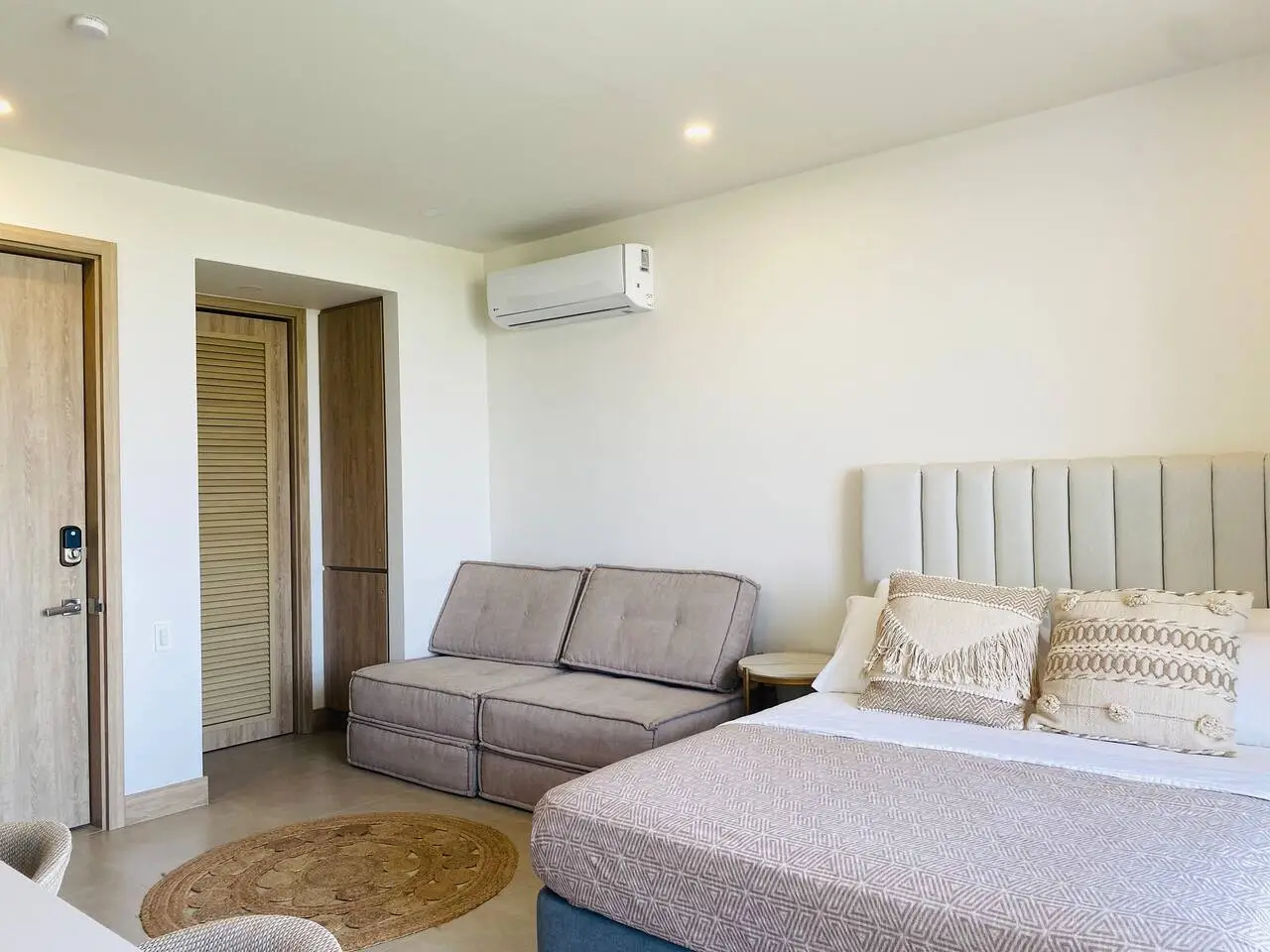 Beautiful Loft with Private Beach - Image 14