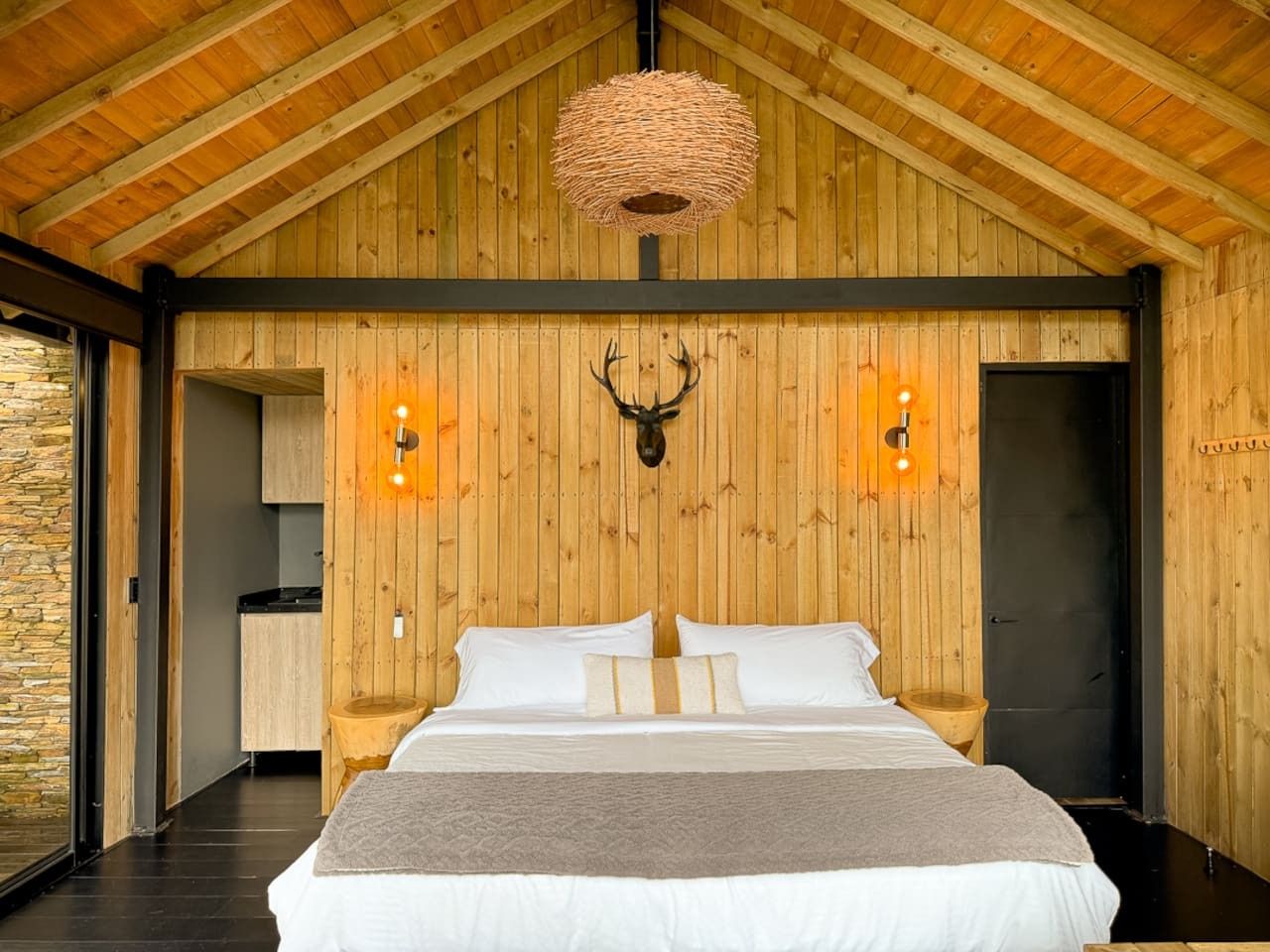Cabin • Jacuzzi + Lake View + Forest - Image 2