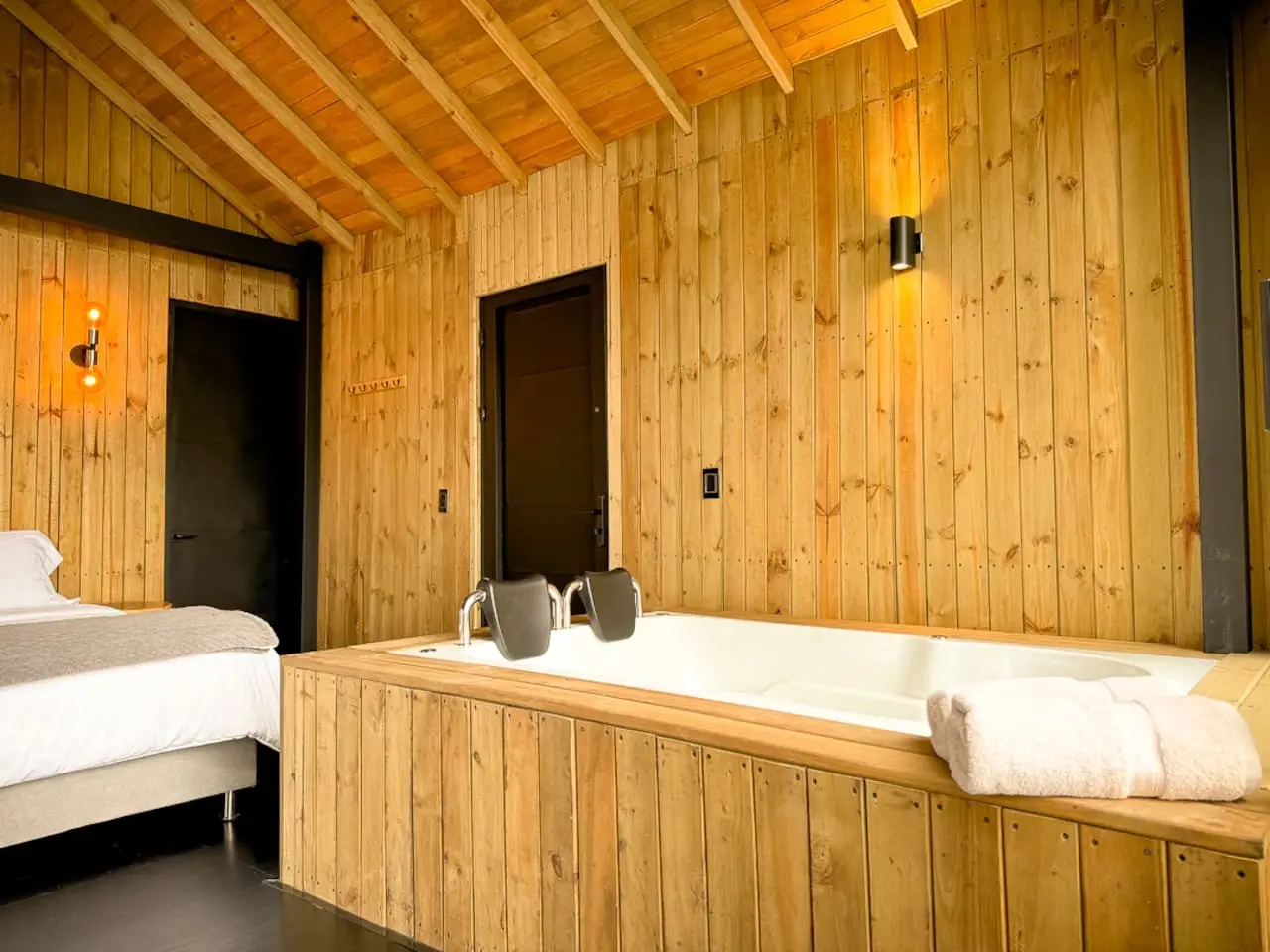 Cabin • Jacuzzi + Lake View + Forest - Image 14
