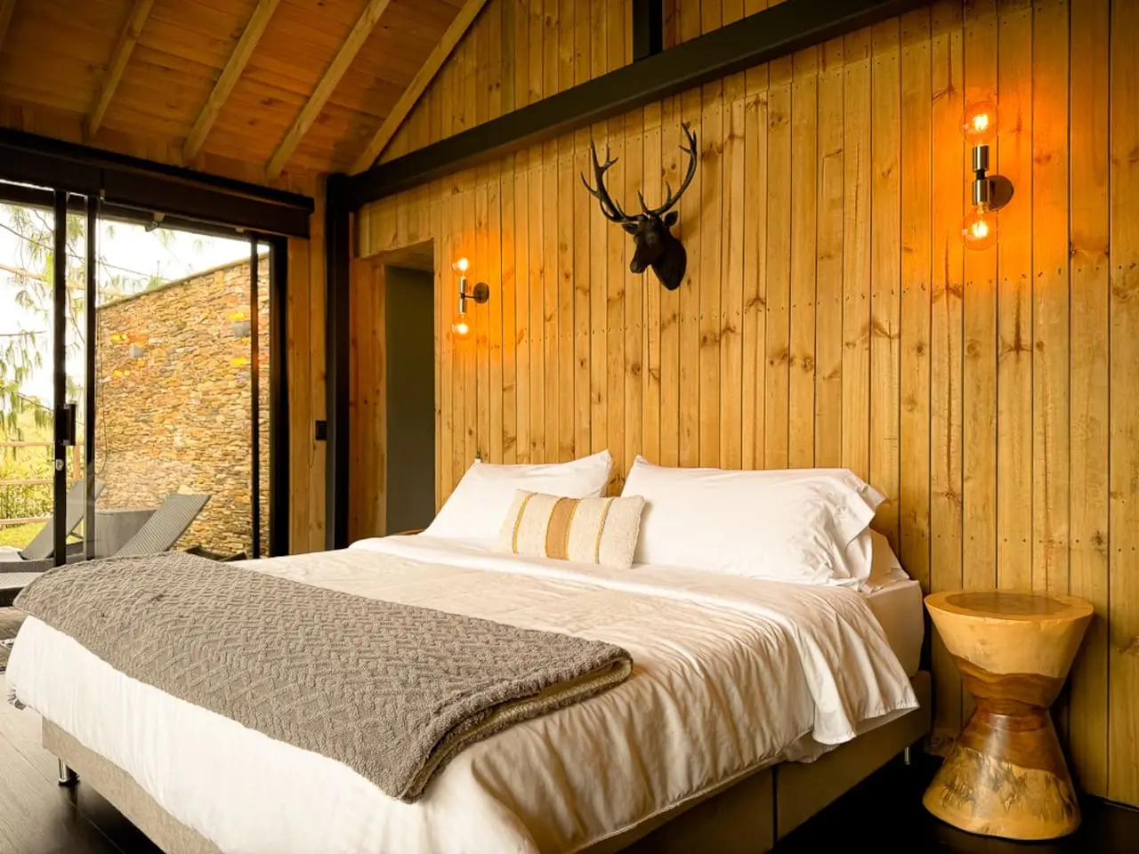Cabin • Jacuzzi + Lake View + Forest - Image 4