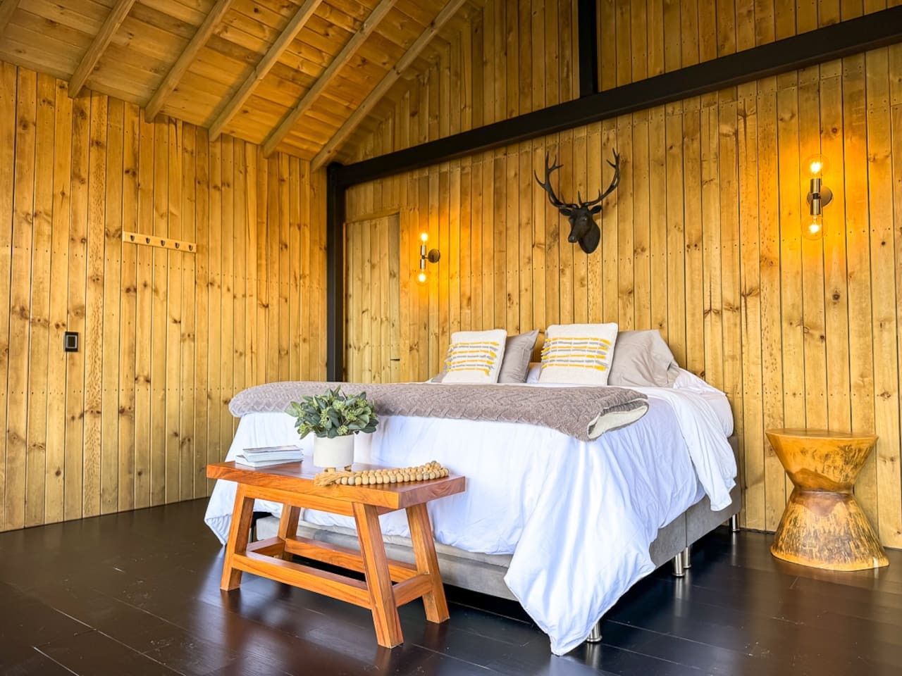 Cabin • Jacuzzi + Lakefront + Forest - Image 2