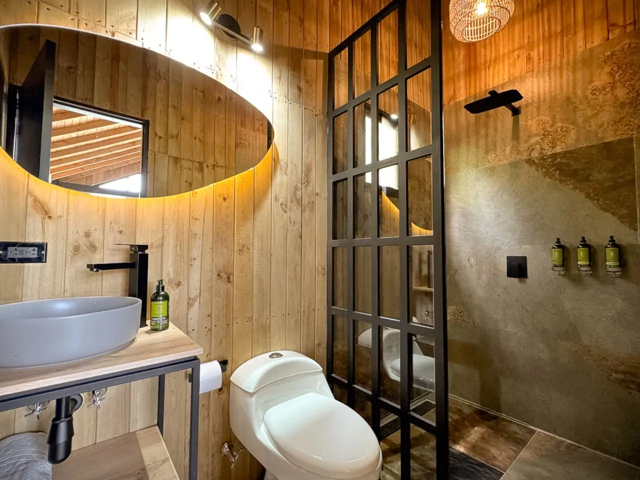 Cabin • Jacuzzi + Reservoir front - Image 4