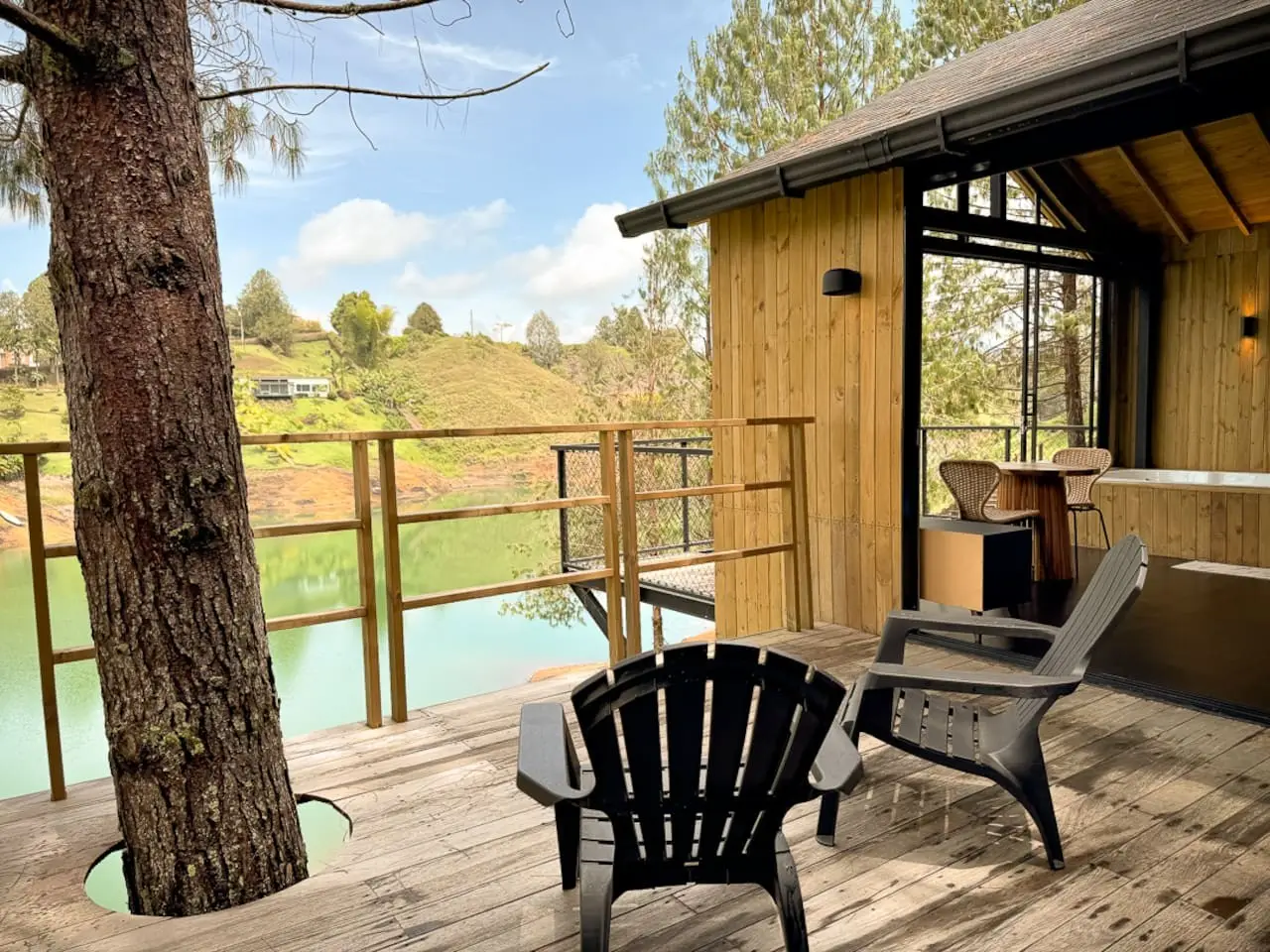 Cabin • Jacuzzi + Reservoir front - Image 2