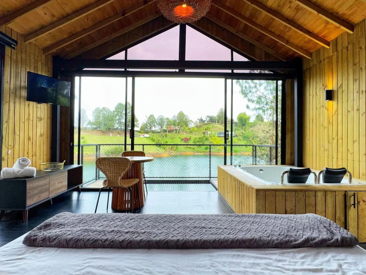 Cabin • Jacuzzi + Reservoir front - Image 27
