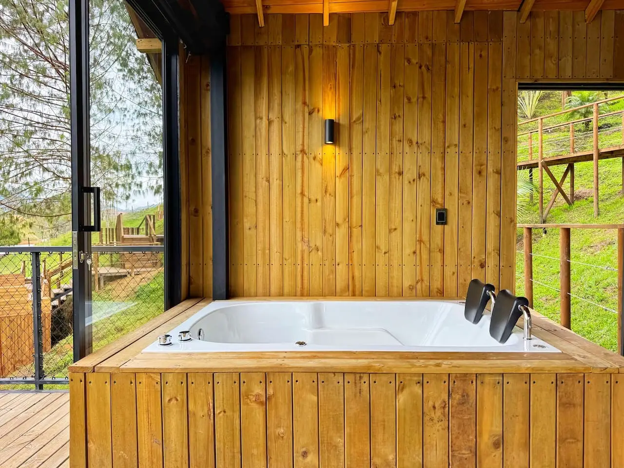 Cabin • Jacuzzi + Reservoir front - Image 45