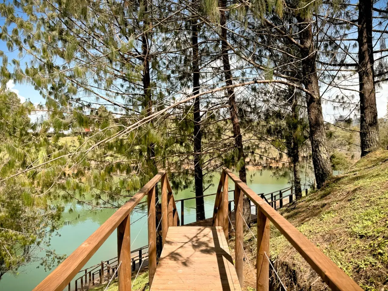 Cabin • Jacuzzi + Reservoir front - Image 6