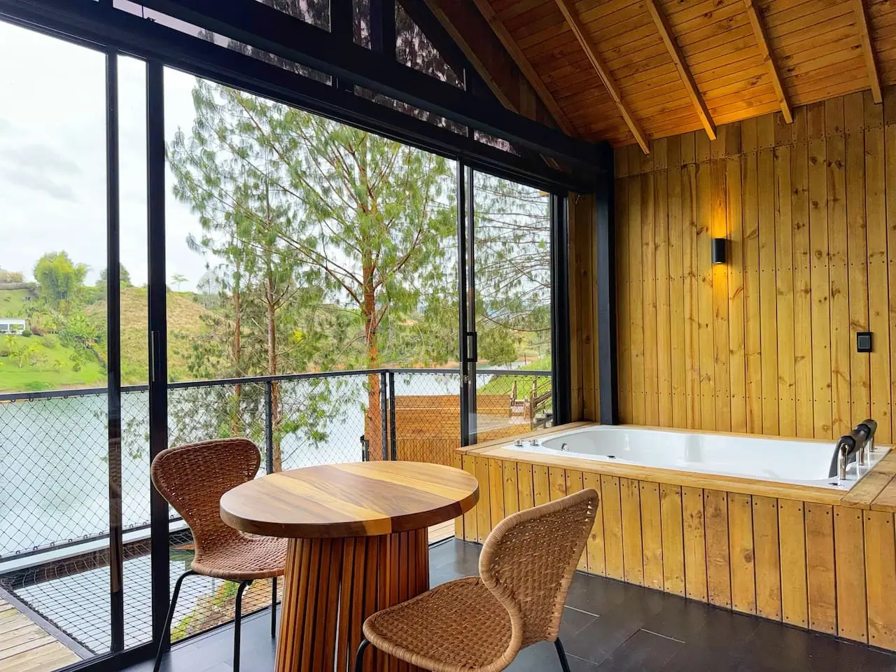 Cabin • Jacuzzi + Reservoir front - Image 26