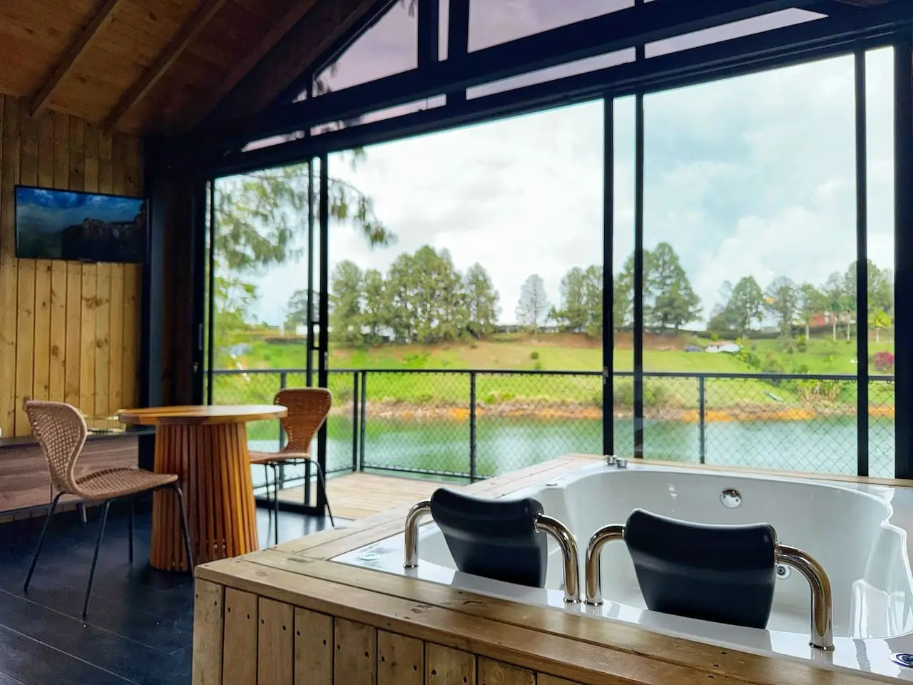 Cabin • Jacuzzi + Reservoir front - Image 46