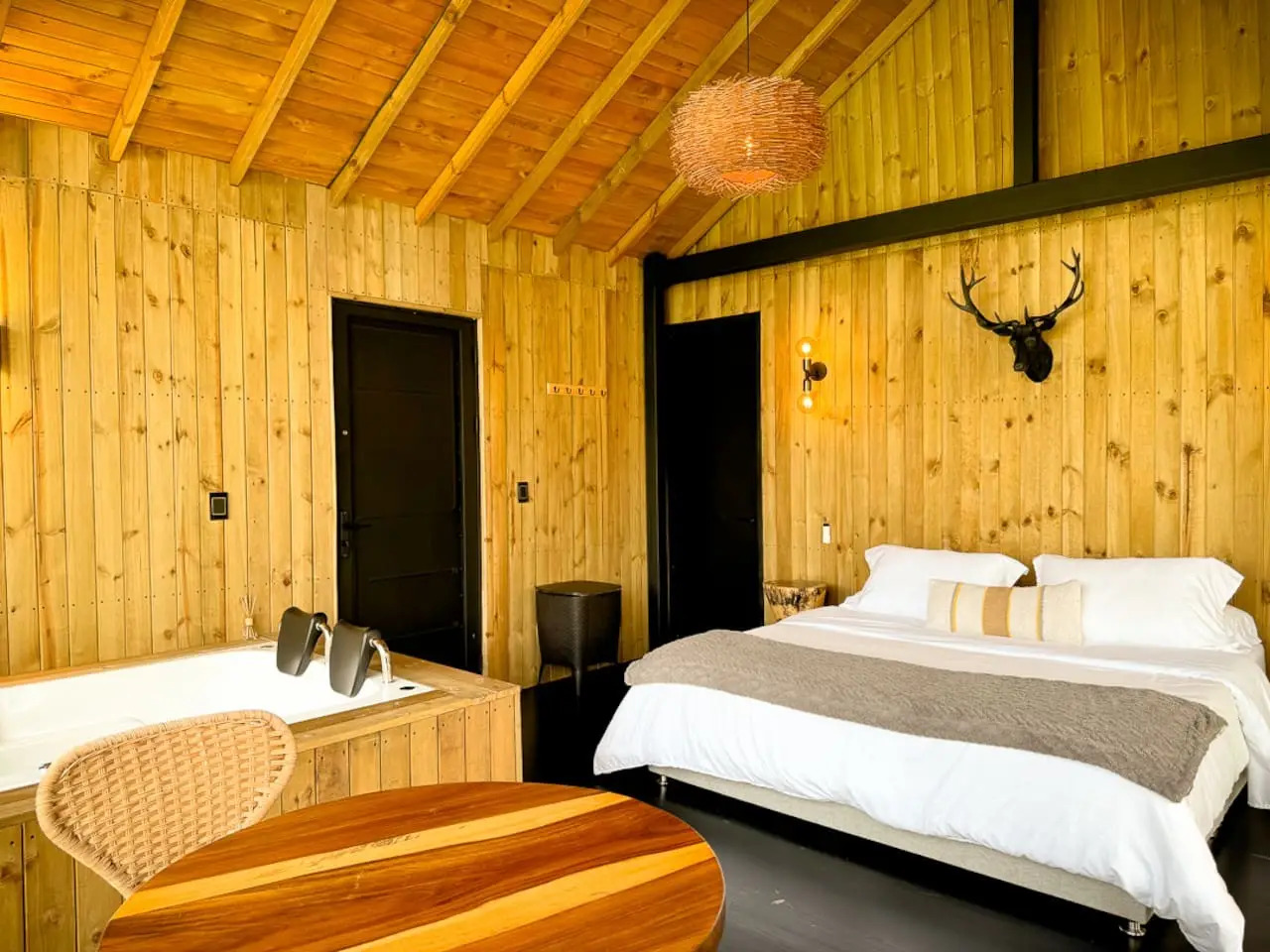 Cabin • Jacuzzi + Reservoir front - Image 3
