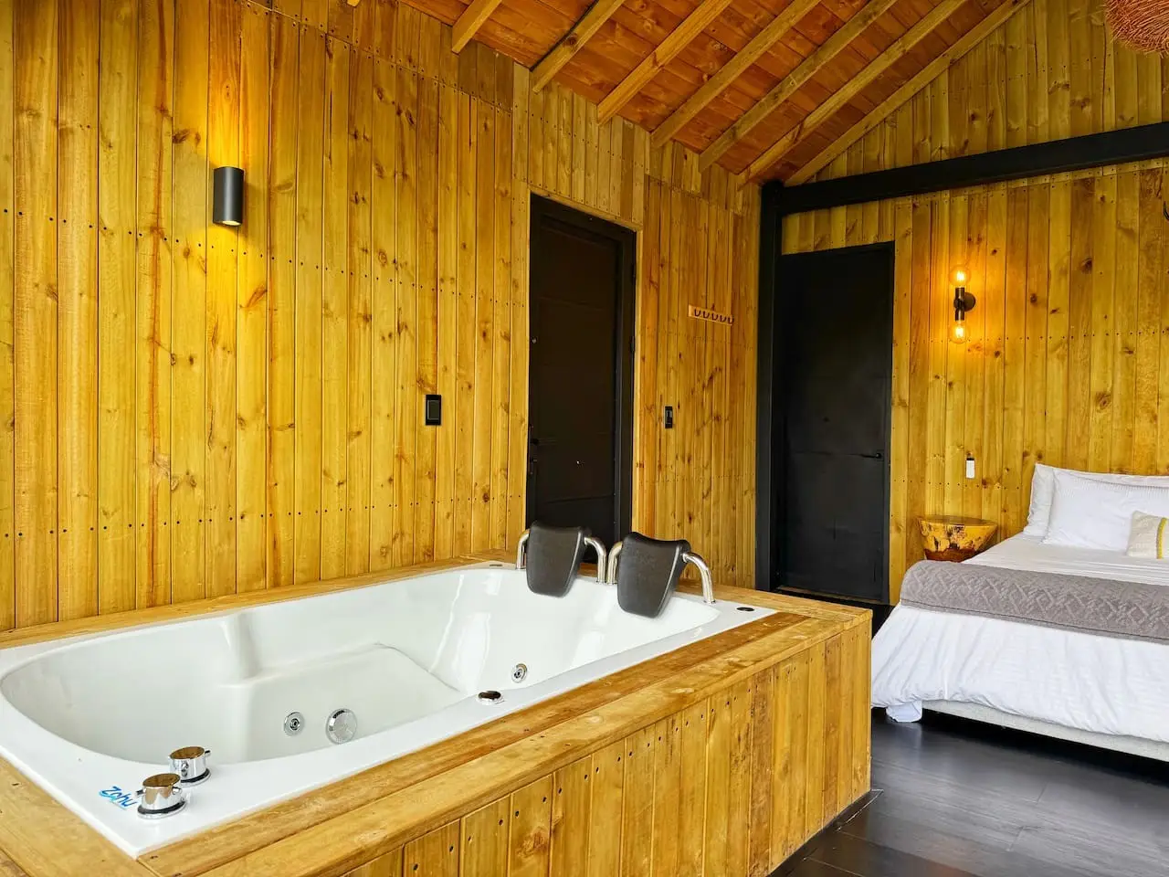 Cabin • Jacuzzi + Reservoir front - Image 25