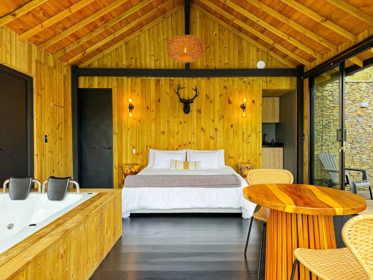 Cabin • Jacuzzi + Reservoir front - Image 24