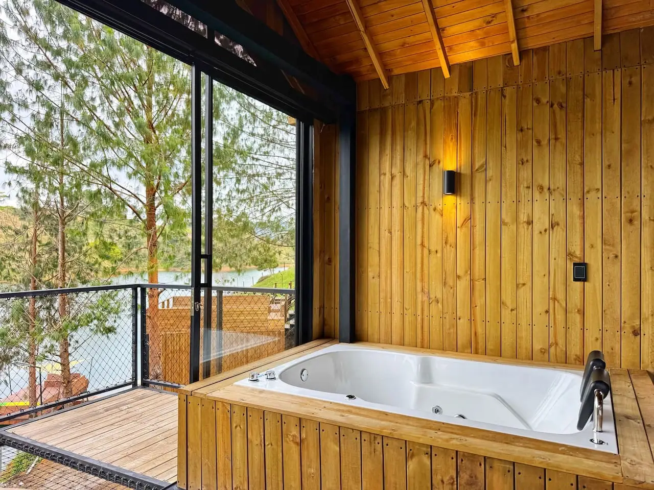 Cabin • Jacuzzi + Reservoir front - Image 44
