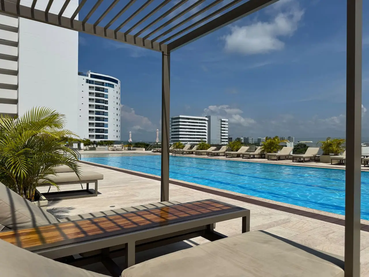 Amazing loft – 2 minutes from the airport! - Image 30