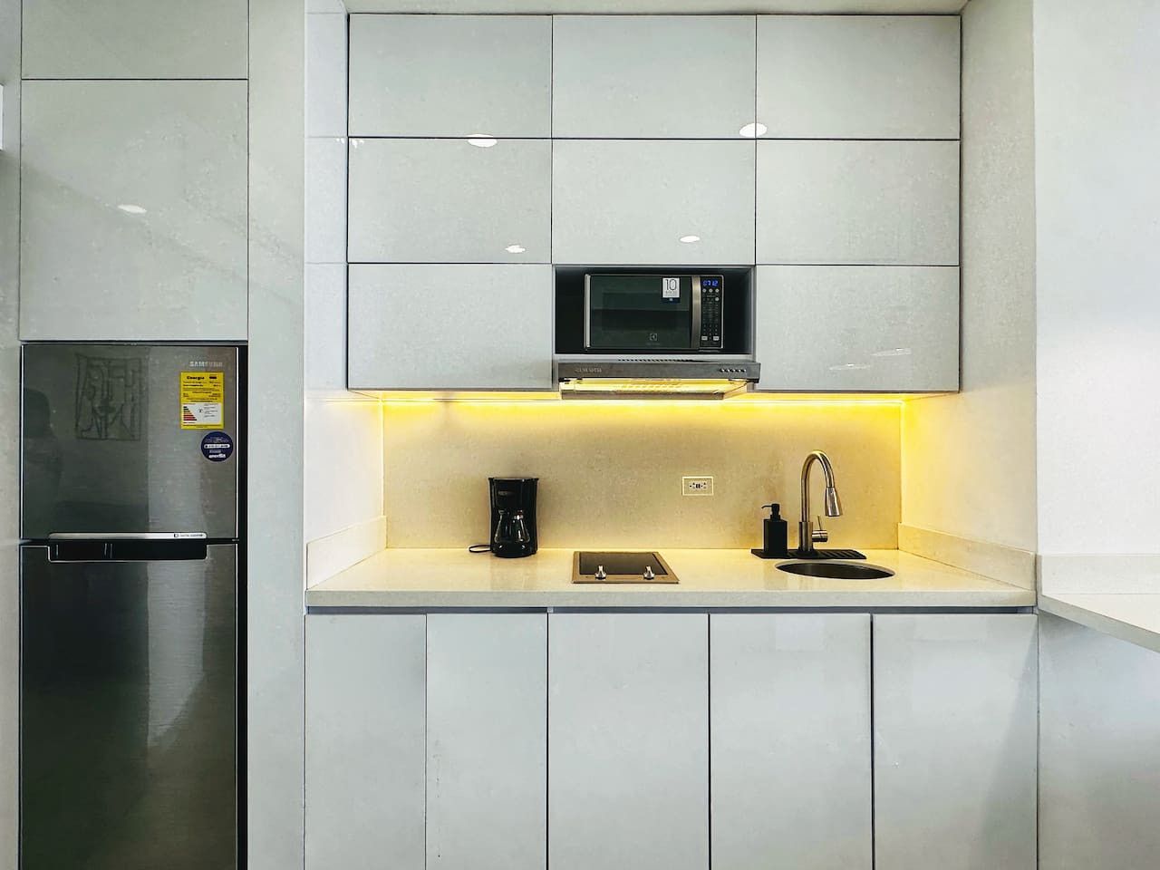 Amazing loft – 2 minutes from the airport! - Image 5