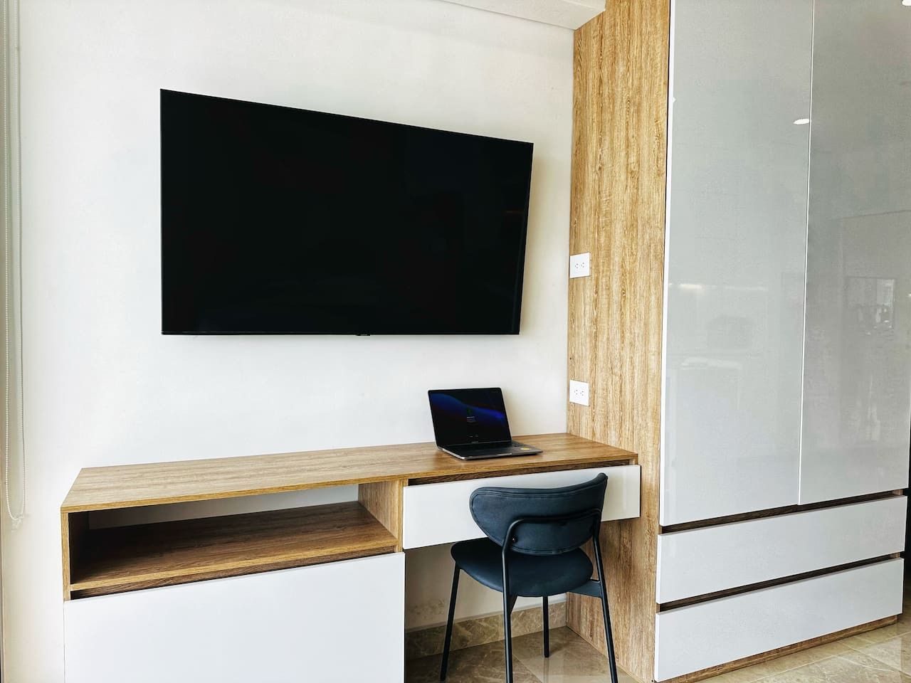 Amazing loft – 2 minutes from the airport! - Image 4
