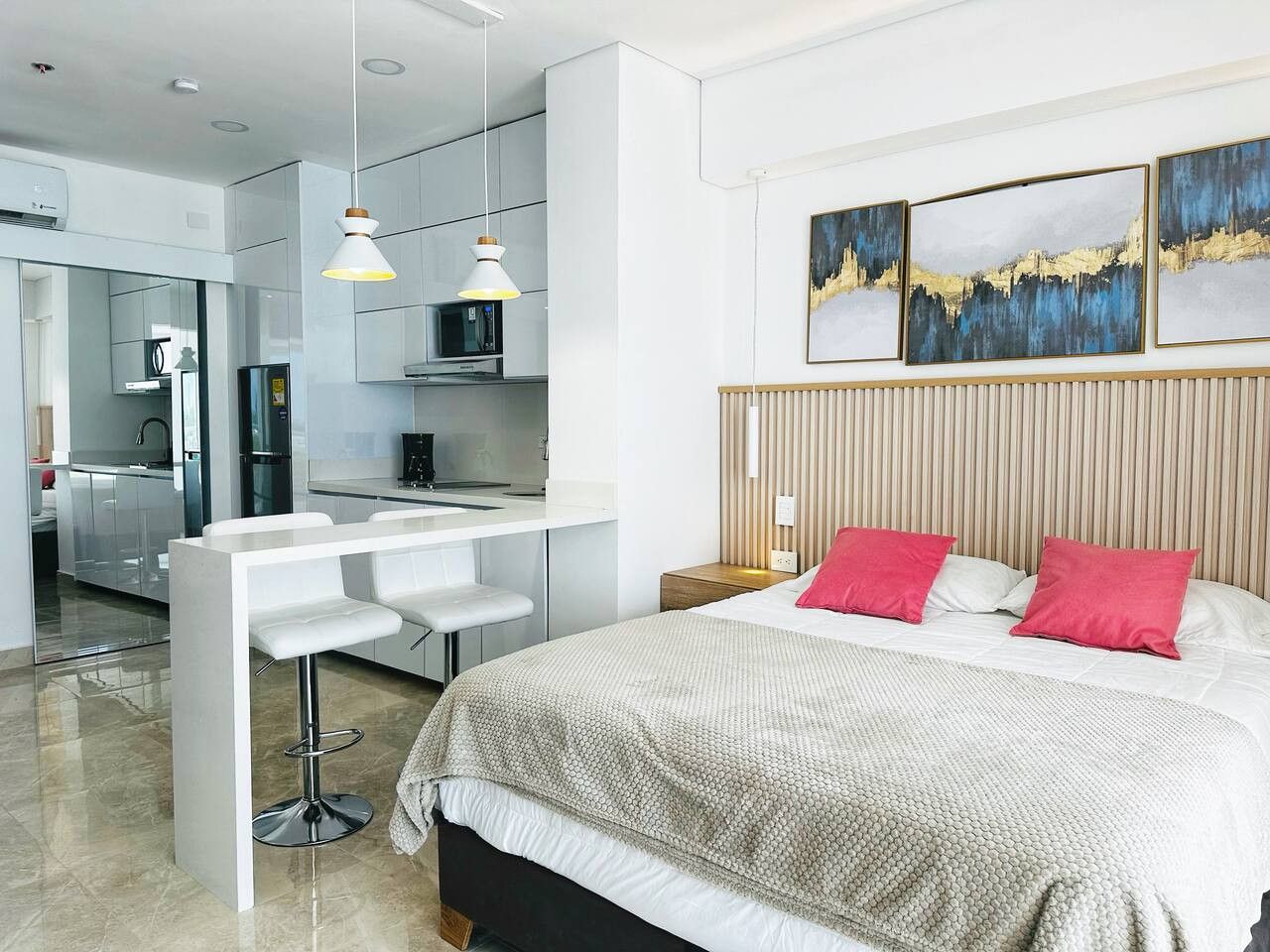 Amazing loft – 2 minutes from the airport! - Image 2