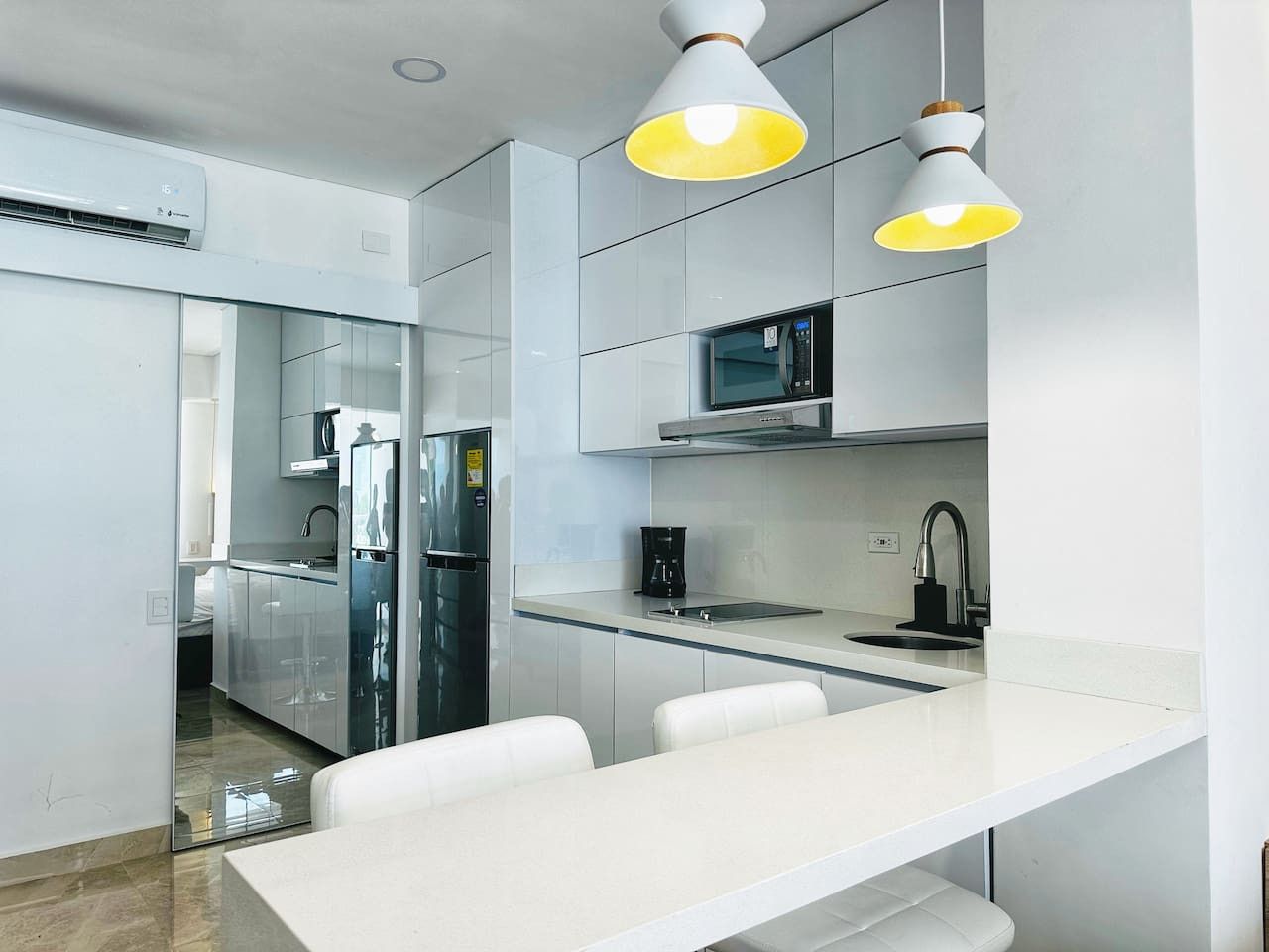 Amazing loft – 2 minutes from the airport! - Image 7
