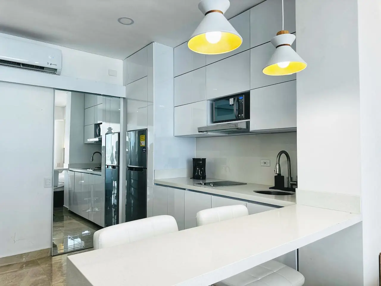 Amazing loft – 2 minutes from the airport! - Image 7
