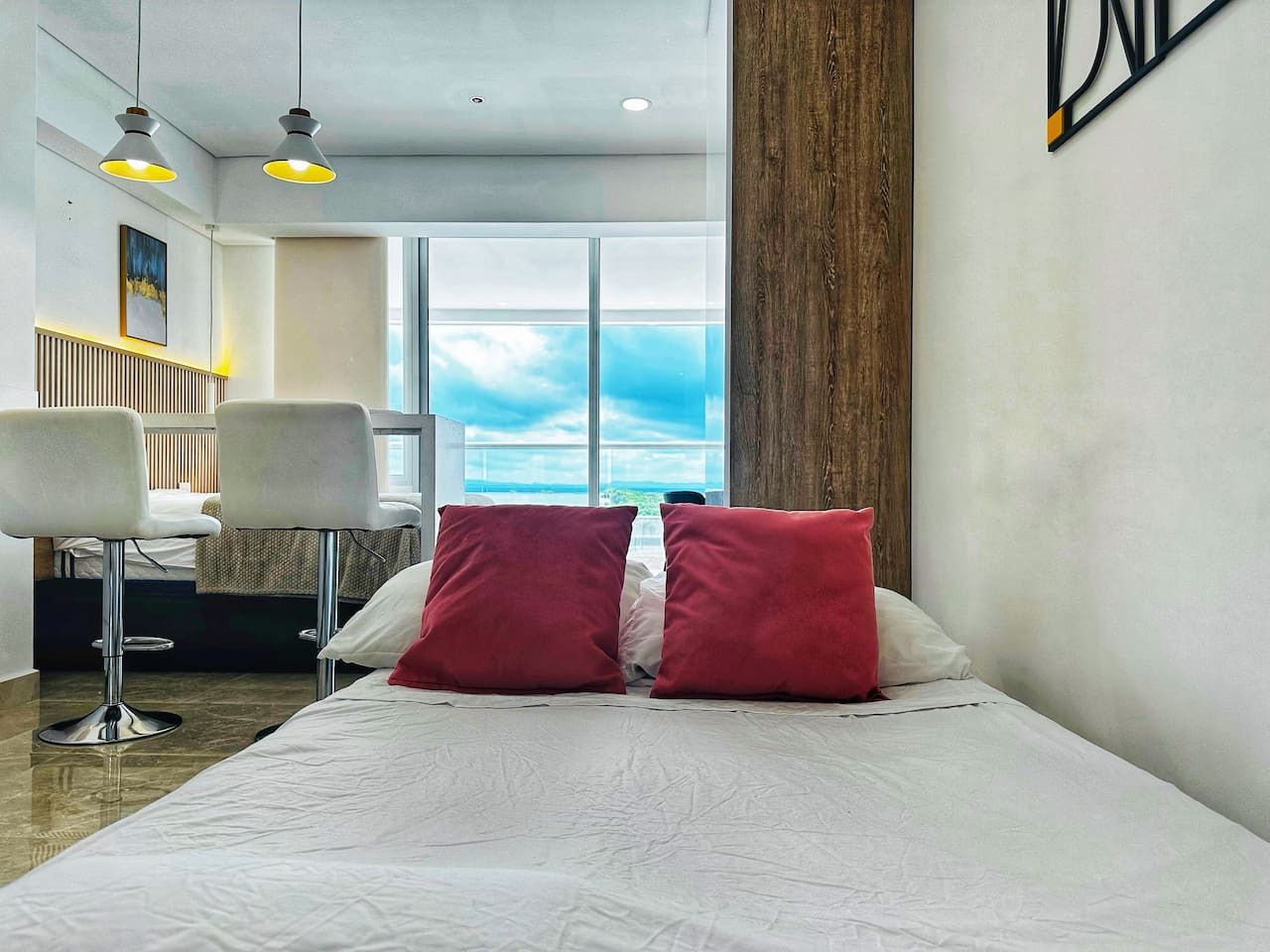 Amazing loft – 2 minutes from the airport! - Image 8