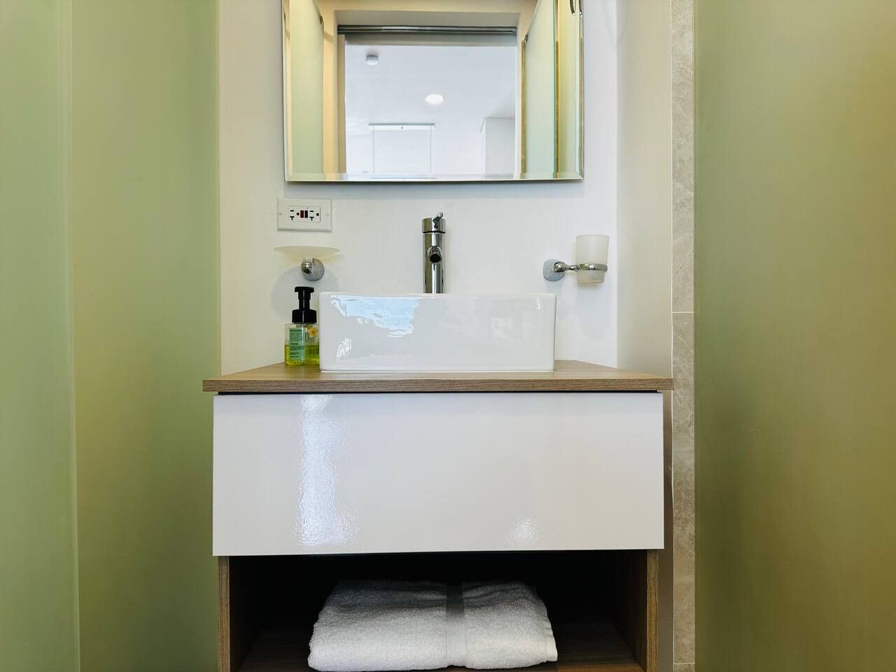 Amazing loft – 2 minutes from the airport! - Image 10