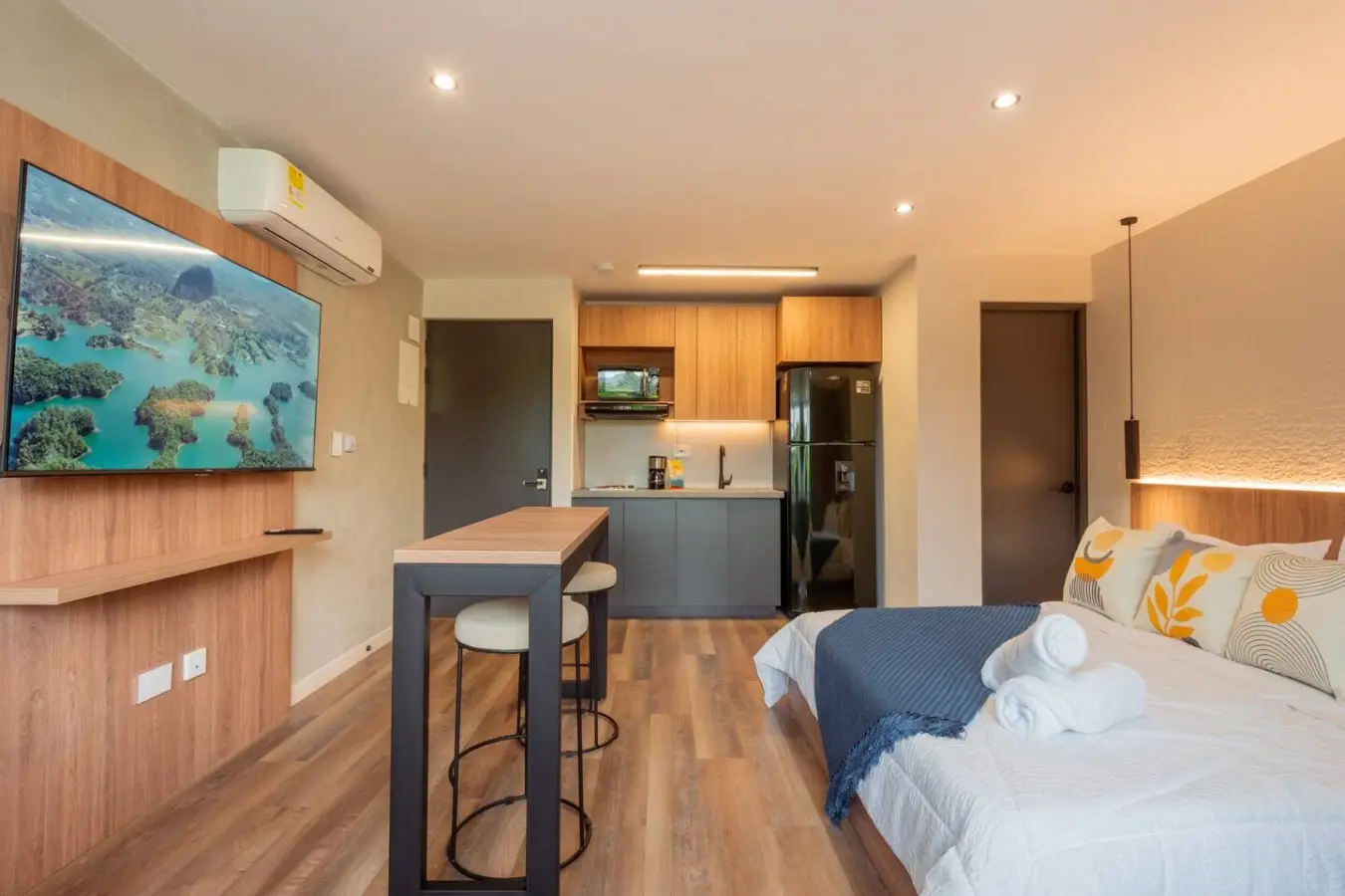 Elegant Loft with Workspace | Arche Lofts - Image 8