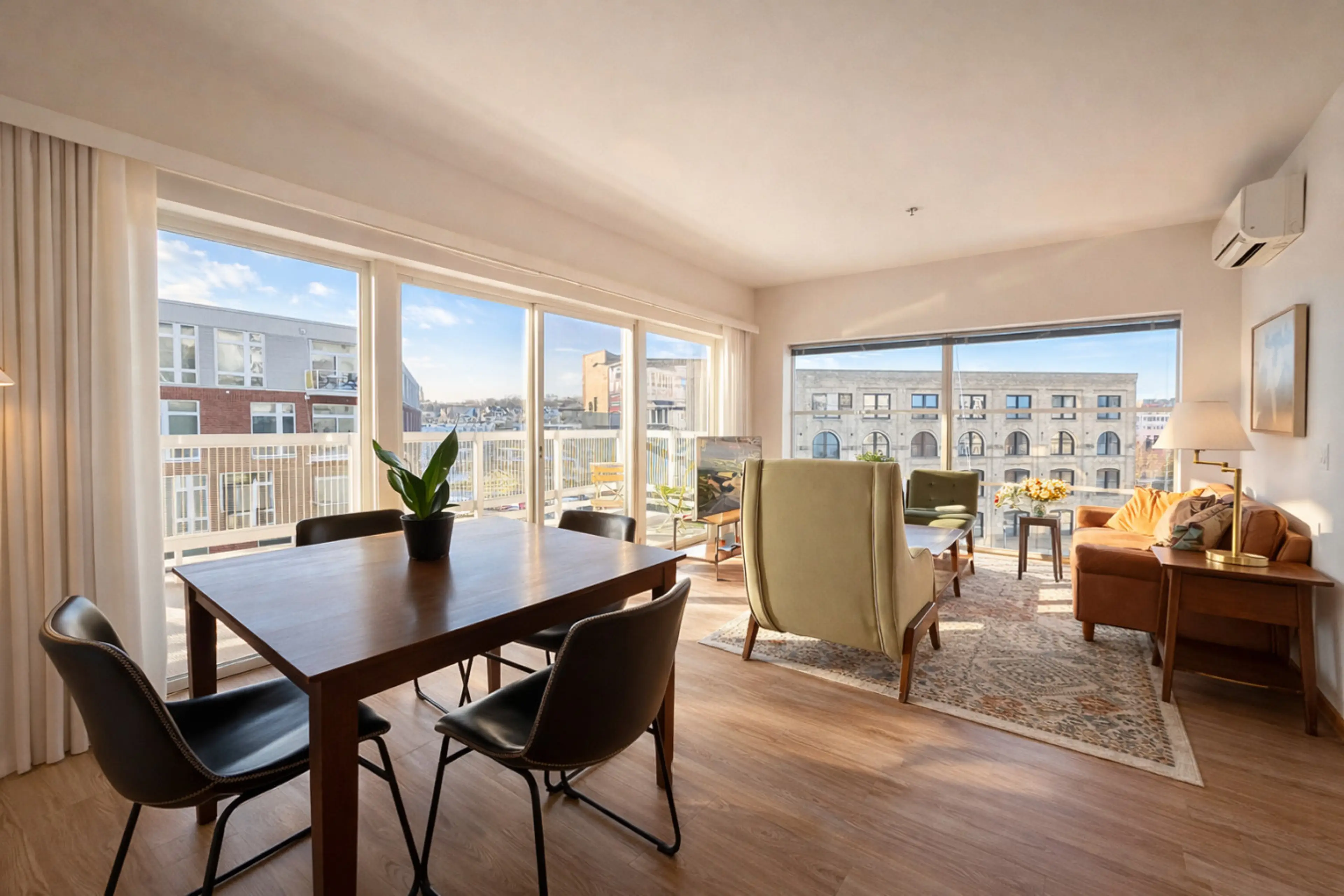 Spacious corner unit with private balcony and sweeping city views