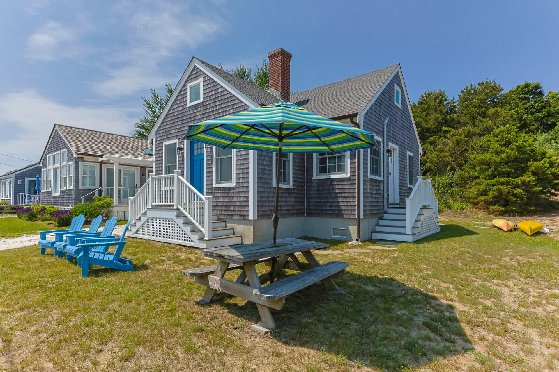 Exterior & front yard with lunch table