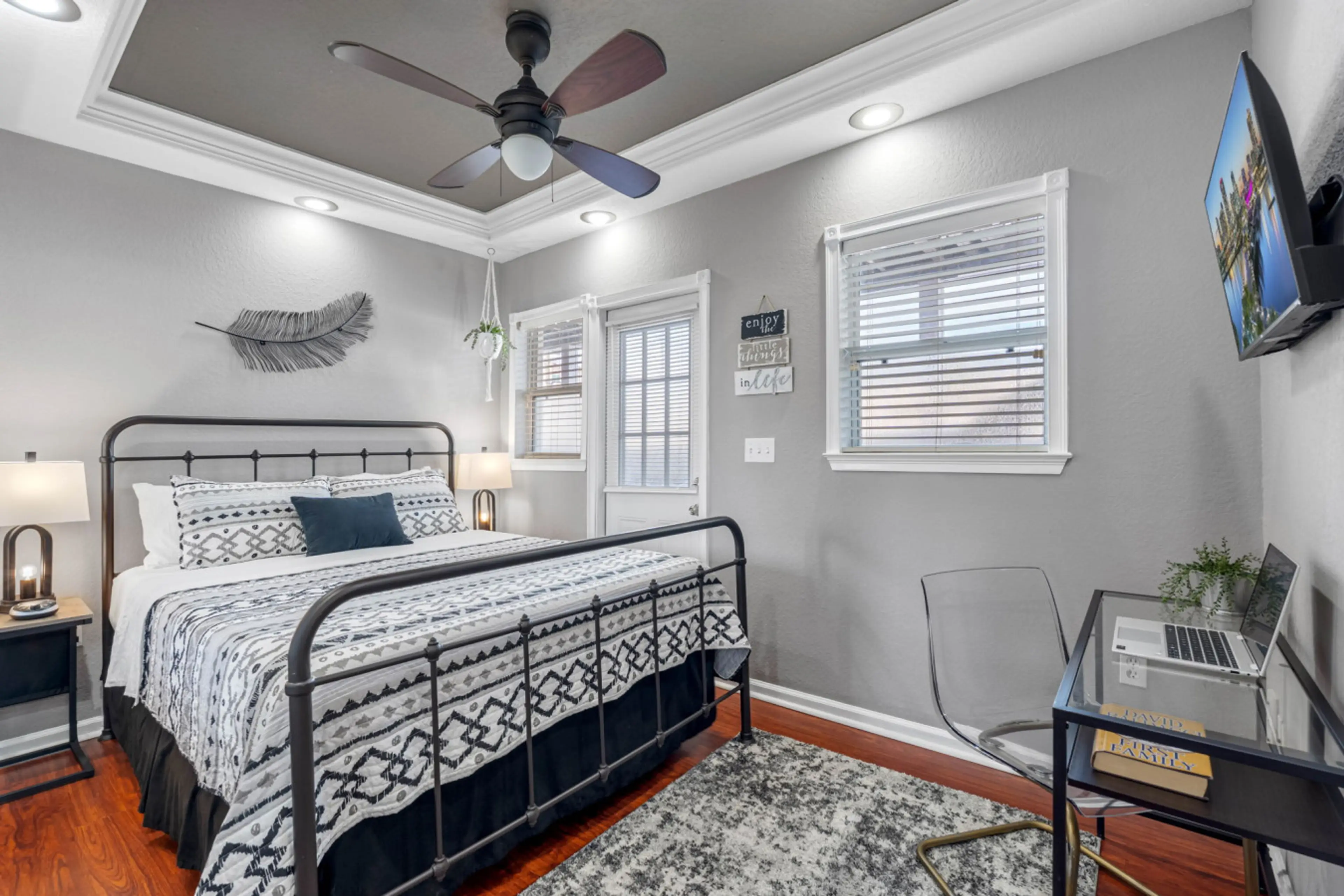 Bedroom with queen size bed