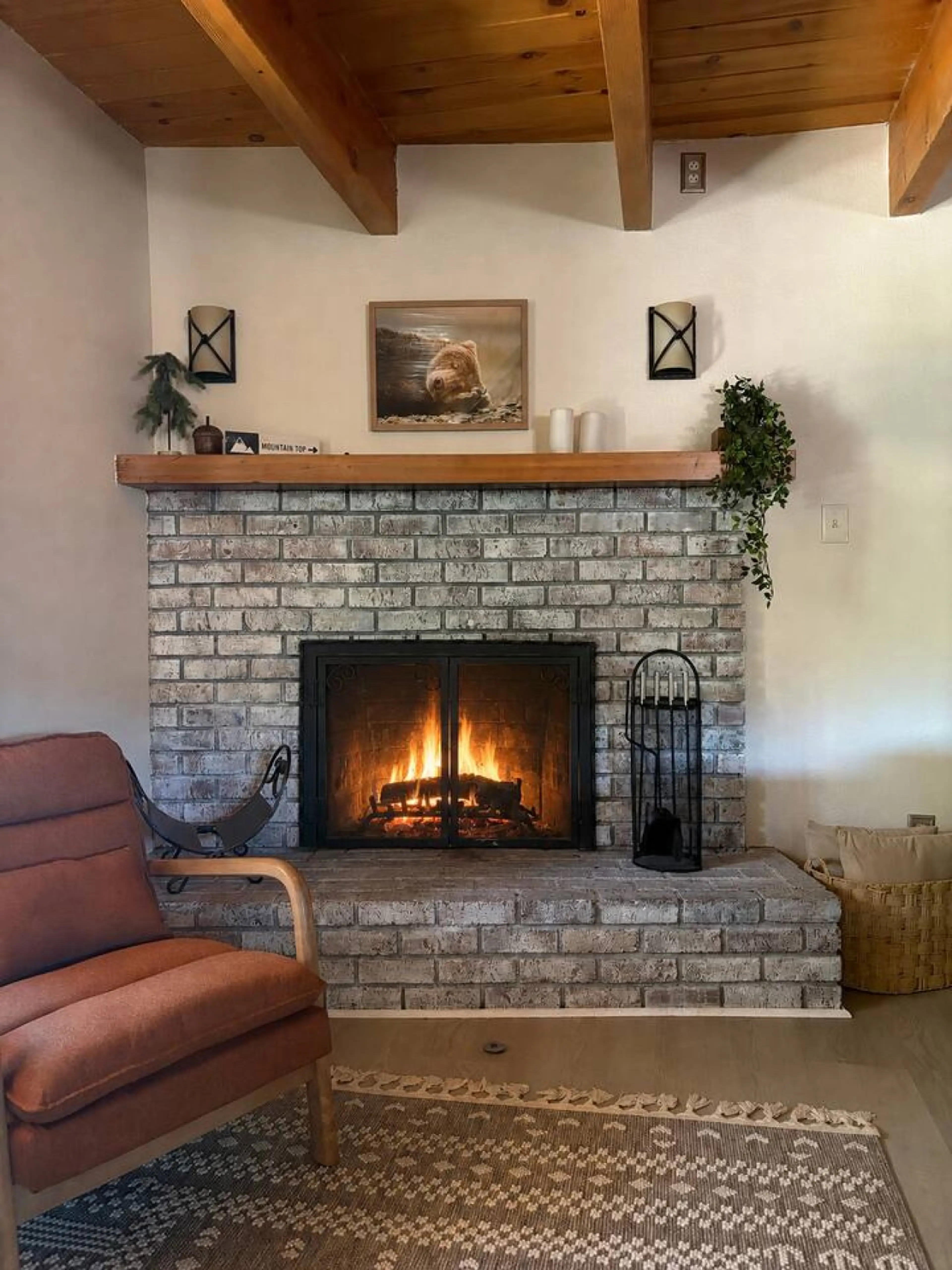 A glowing fireplace, warm wood accents, and that cozy mountain charm that makes you want to kick off your shoes and stay awhile. Perfect for gathering, unwinding, and making memories in every corner 💛