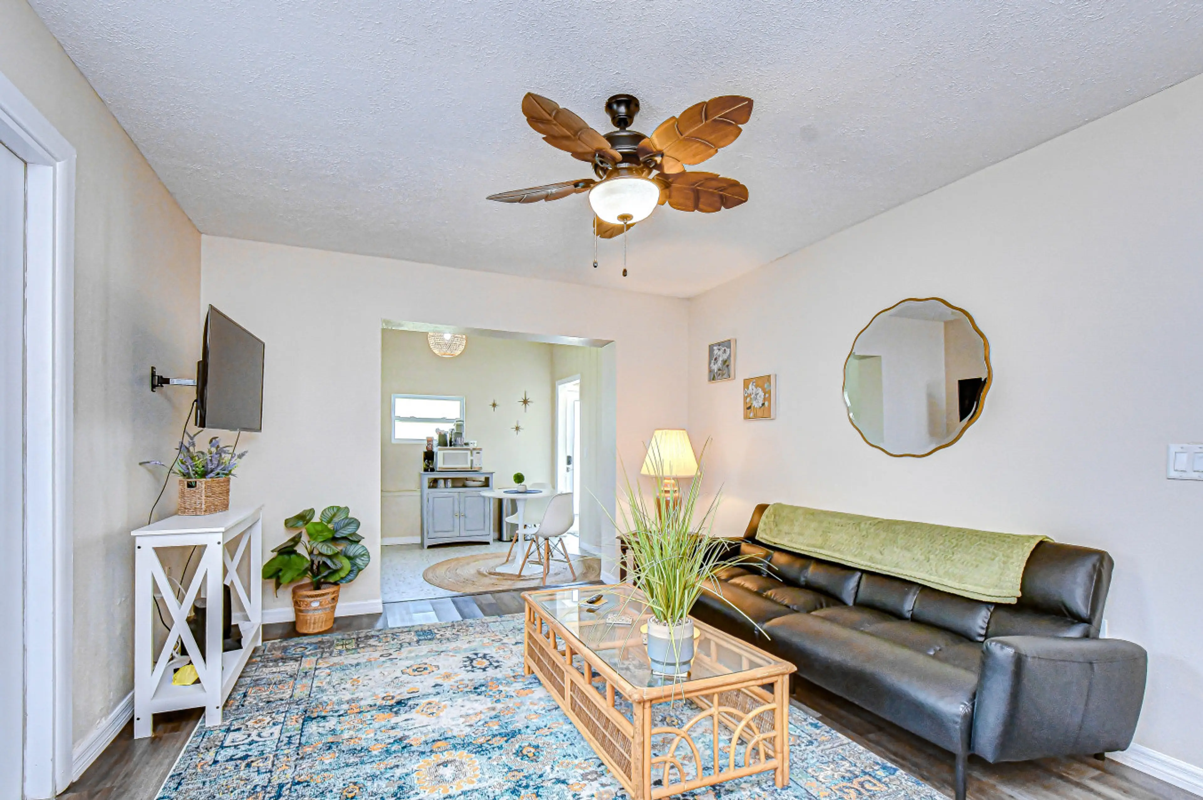 Welcome to the chickadee! This quaint and cozy is set up is all you need for your stay in the Bradenton area.