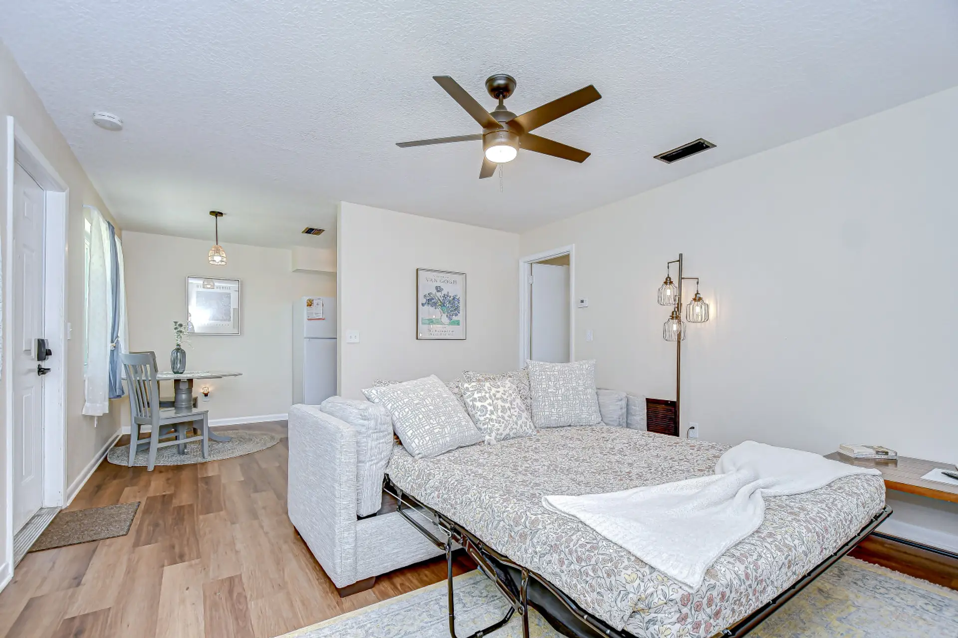 Full size mattress is located inside the sofa. You must let me know ahead of time if you need the extra sheets and linens for the pull out.