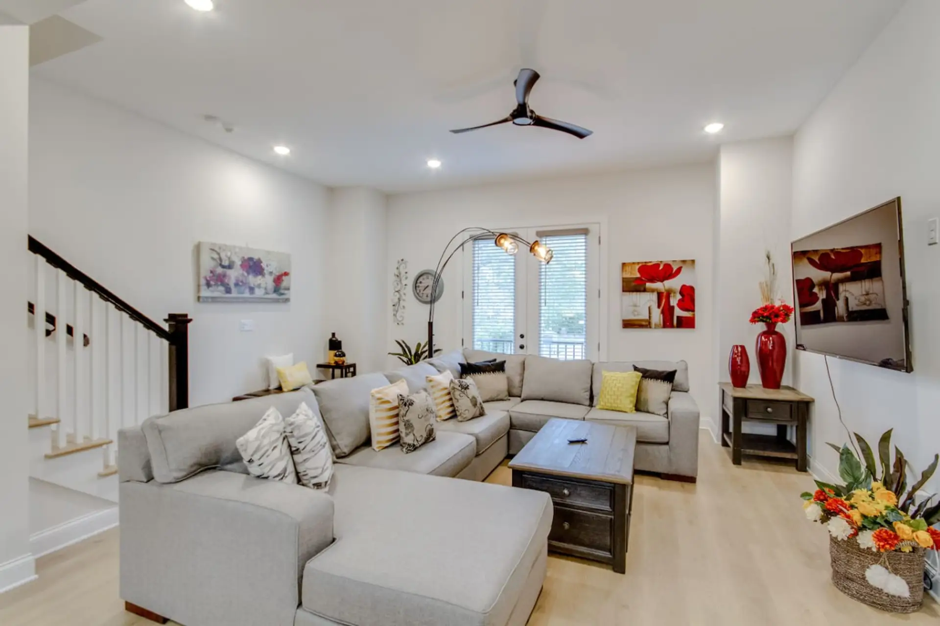Living area with a flatscreen TV