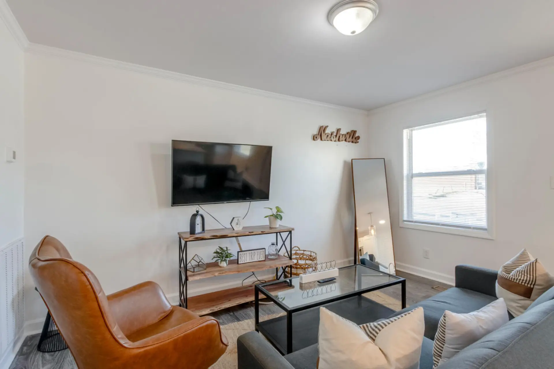 Living room with leather accent chair and Nashville wall decor